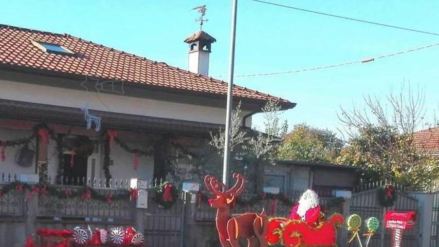 Sull’Aurelia spunta una slitta con le renne «È per tutti i bambini»