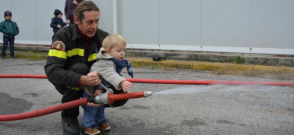 Piccoli pompieri crescono fra simulazioni, sirene e il salvataggio di un gatto 