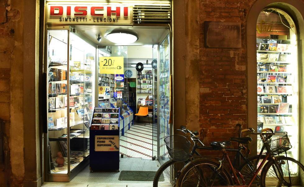 Chiude il 24 dicembre lo storico negozio di dischi di via Santa Croce 