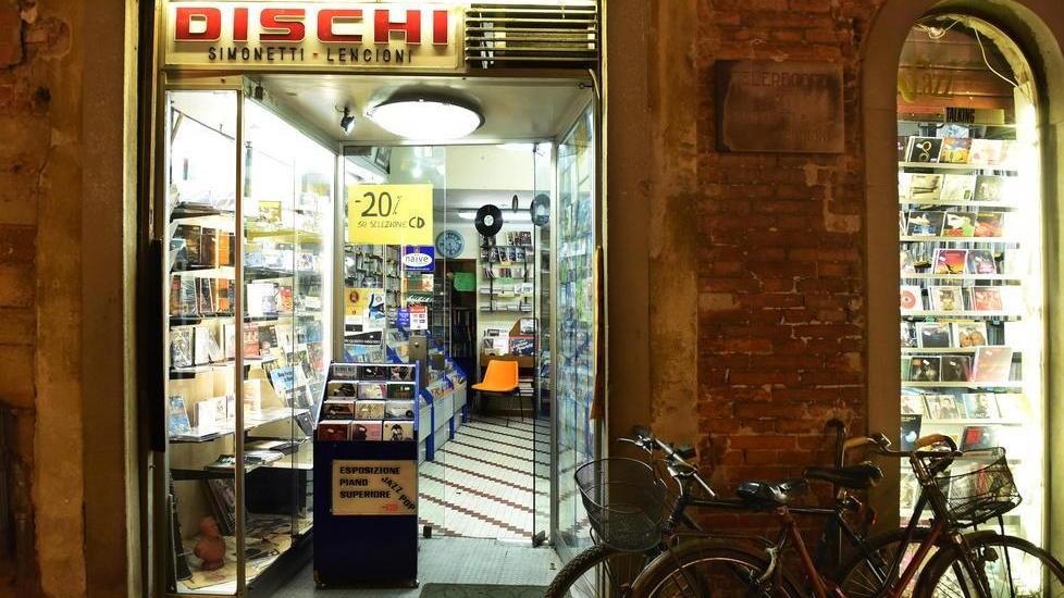 Chiude il 24 dicembre lo storico negozio di dischi di via Santa Croce