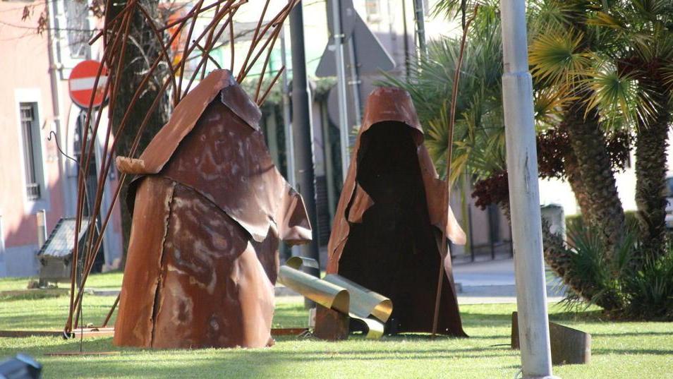 Fa discutere il presepe davanti al Comune