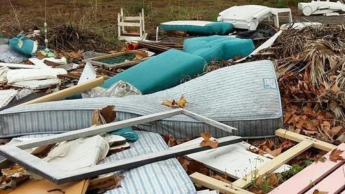 Maxi discarica abusiva tra i rifiuti l’amianto