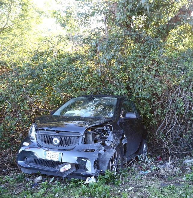 L’automobile finisce fuori strada: due feriti