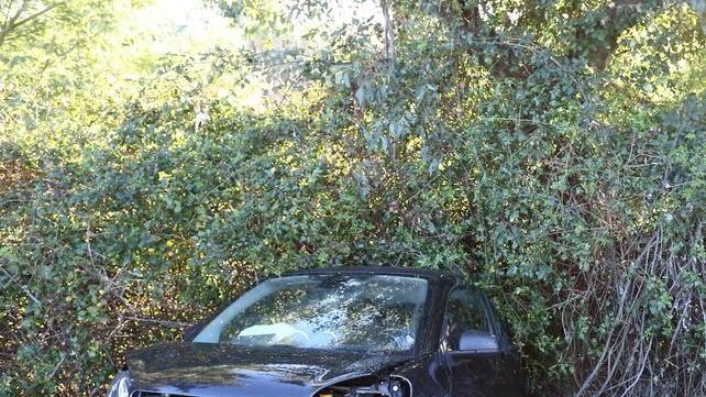 L’automobile finisce fuori strada: due feriti