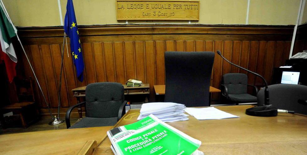 Minacce di morte, botte e sputi alla compagna: condannato 