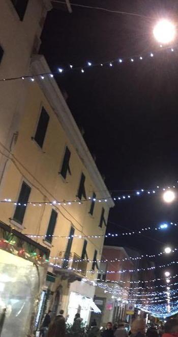 Le 79 stelle da Salivoli fino ai Diaccioni Poi si accende la luminaria anche nel centro città