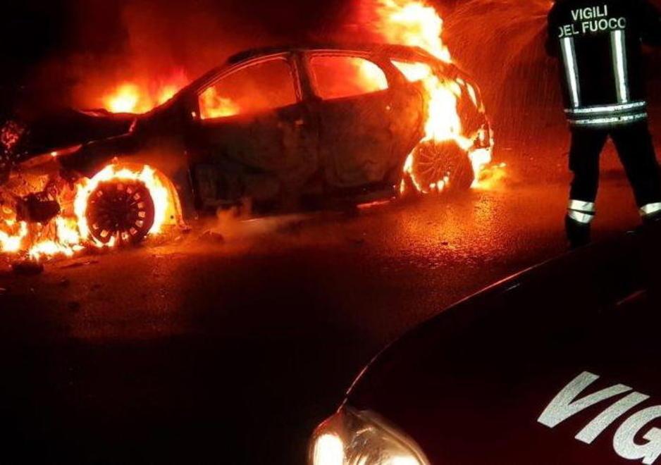 Auto sbanda in paese e prende fuoco Cinque ragazzi soccorsi, uno è gravissimo 