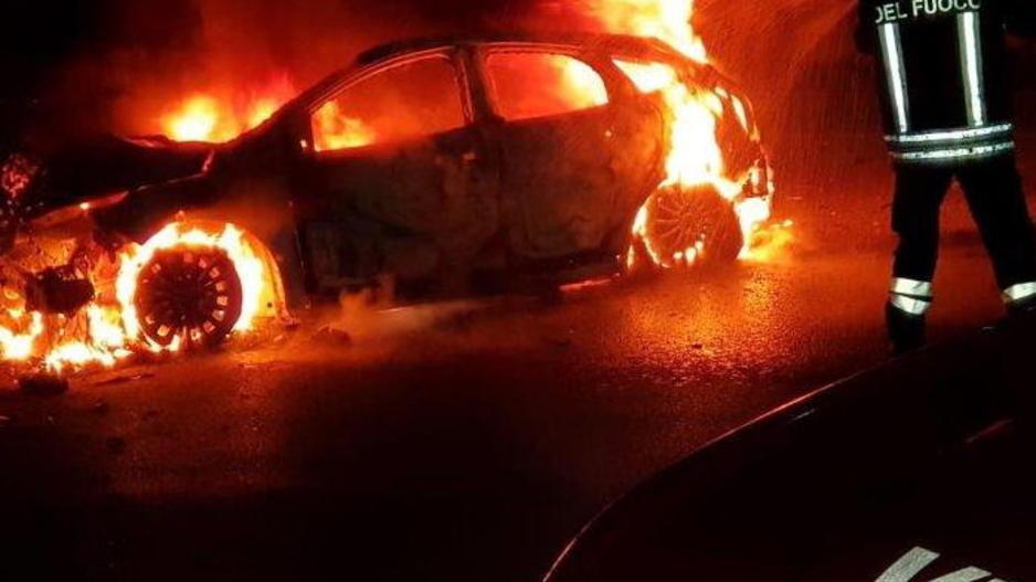 Auto sbanda in paese e prende fuoco Cinque ragazzi soccorsi, uno è gravissimo