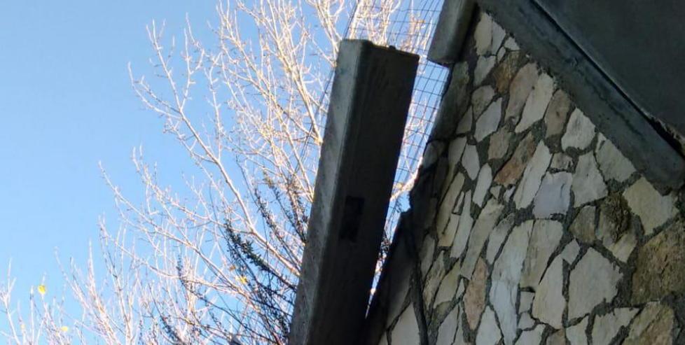 Lastra di cemento di due quintali in bilico sul ponte 