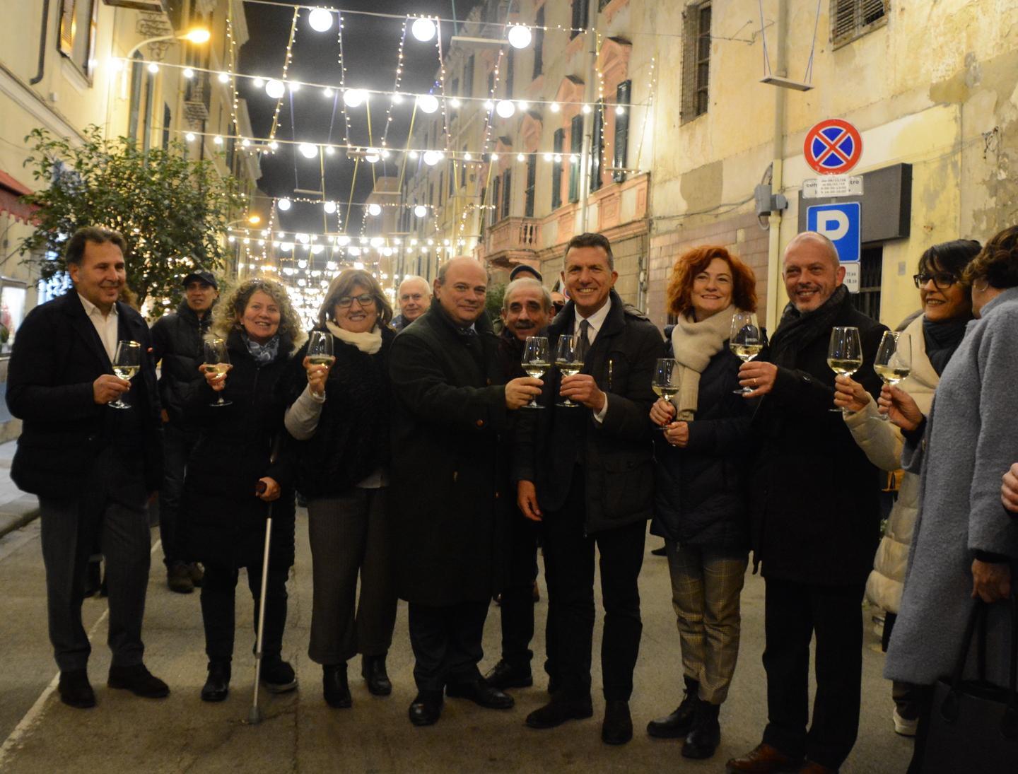 Brindisi nella galleria Cavour si accendono le luci di Natale 