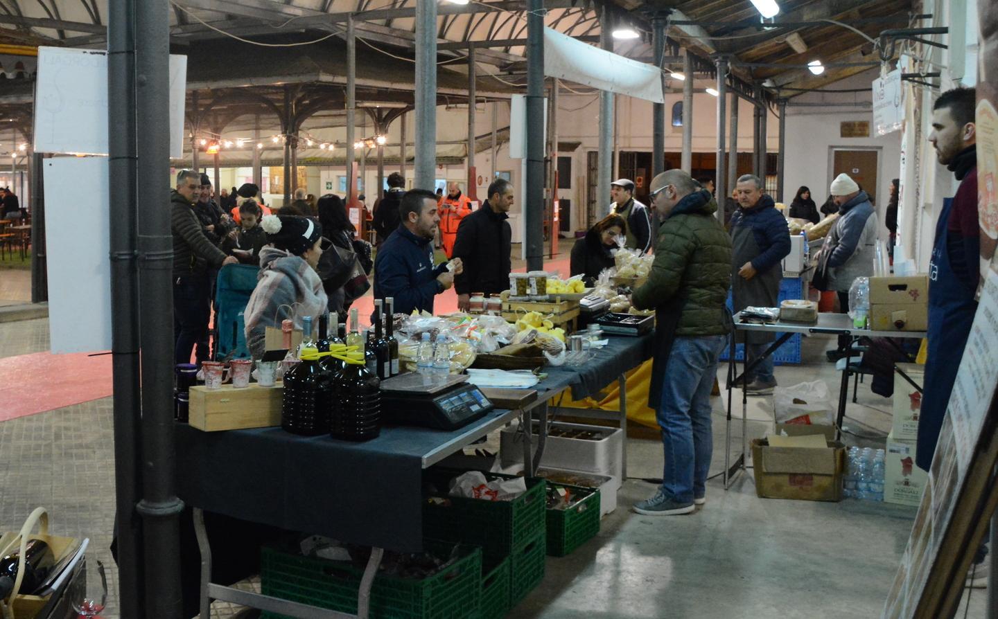Al mercato l’ultimo giorno del festival “Che gusto!” 