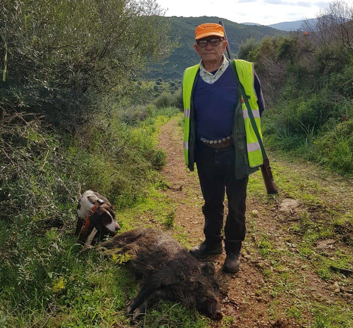 Budoni, cacciatore di 91 anni centra un cinghiale 