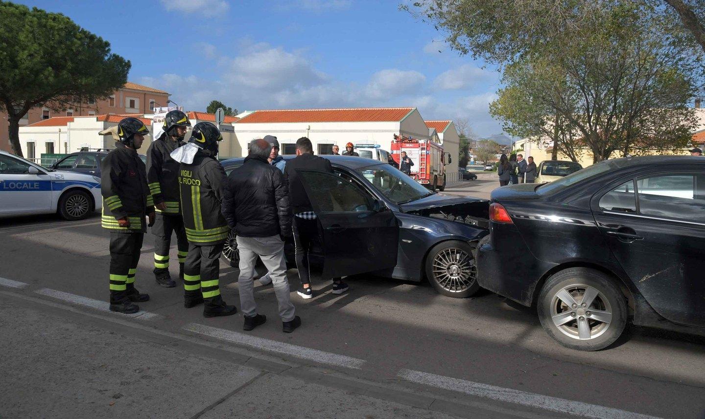 Tamponamento con 3 auto, feriti lievi