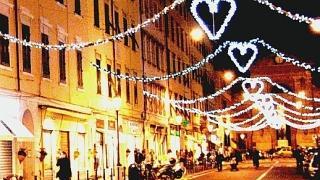 Le luminarie di Natale e a destra Alida Vatteroni