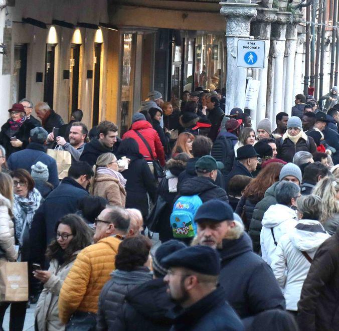 Primo vero “assalto” al centro storico La corsa al regalo è partita alla grande 