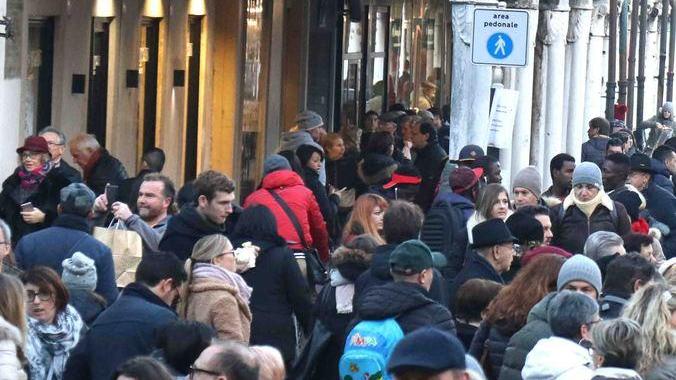 Primo vero “assalto” al centro storico La corsa al regalo è partita alla grande