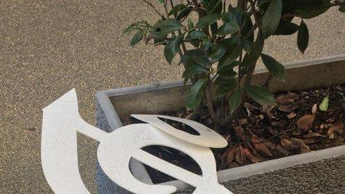 Vandali in azione distruggono gli arredi