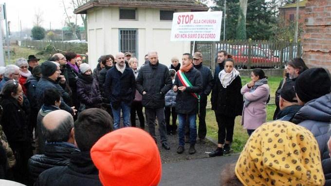Treni, orari e fermate saltate La protesta corre sui binari
