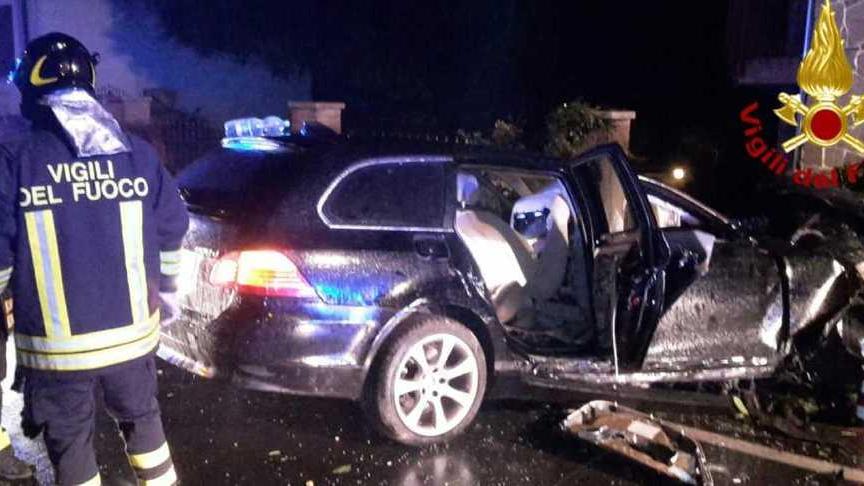 L’auto si schianta contro un muretto Un 35enne perde la vita, illeso l’amico