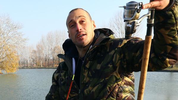 Rischia di annegare nell’acqua gelida, pescatore sportivo salvato dall’amico