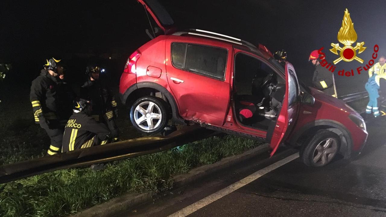 Sbanda con l'auto e finisce fuori strada