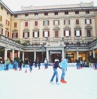 La pista di pattinaggio allestita al Gambrinus: da dicembre si sposta in via Foscolo