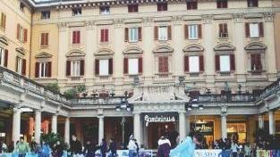 La pista di pattinaggio allestita al Gambrinus: da dicembre si sposta in via Foscolo