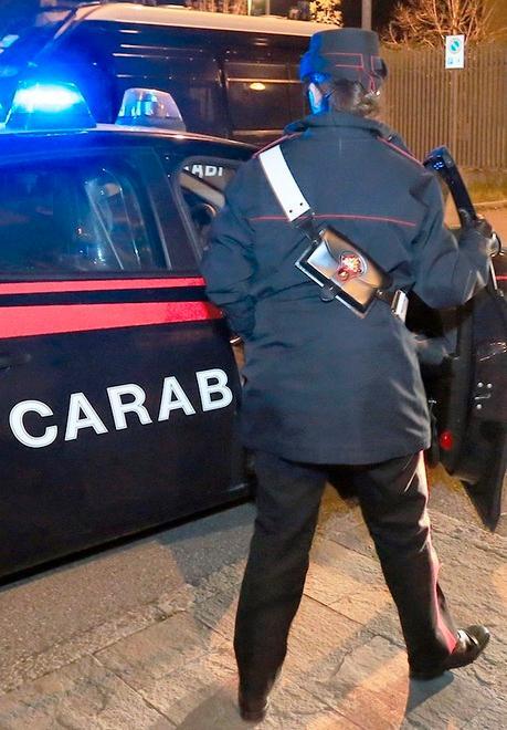 I ladri entrano in casa armati di spranghe, filmati mentre colpiscono il proprietario 