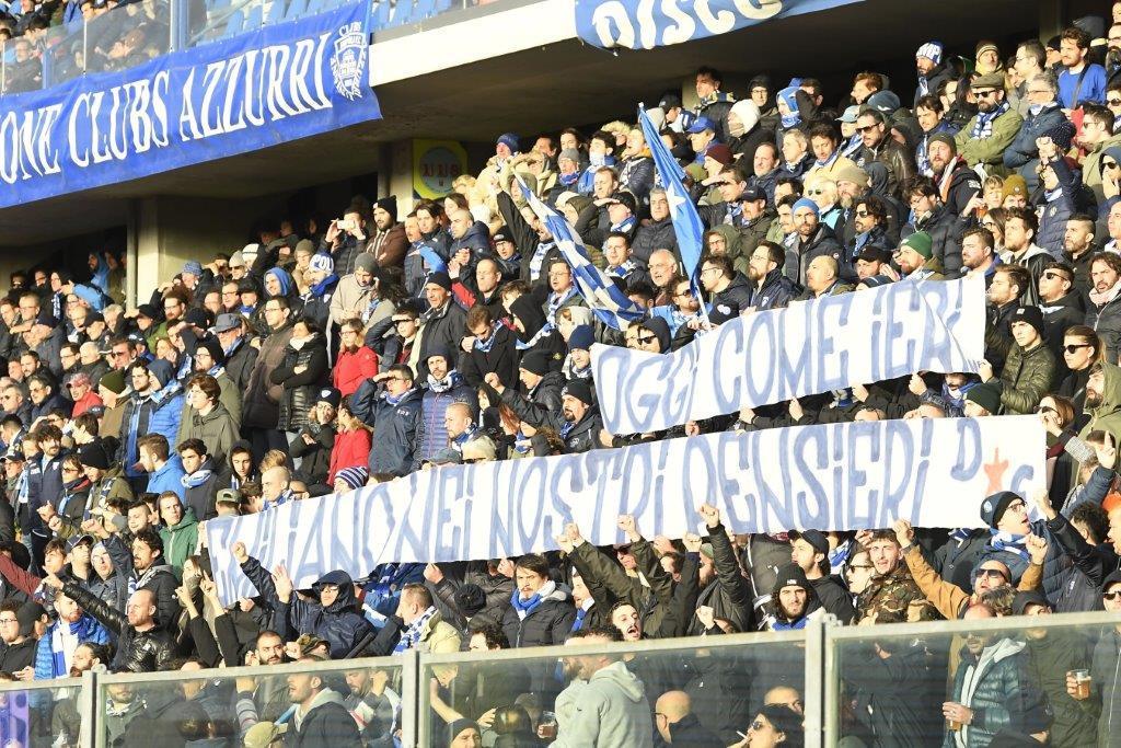 Lo striscione esposto dalla Maratona per Emiliano Del Rosso (foto agenzia Carlo Sestini)
