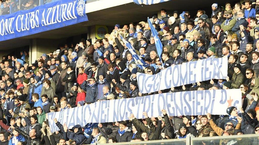 Lo striscione esposto dalla Maratona per Emiliano Del Rosso (foto agenzia Carlo Sestini)
