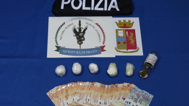 La cocaina e i soldi sequestrati dalla polizia