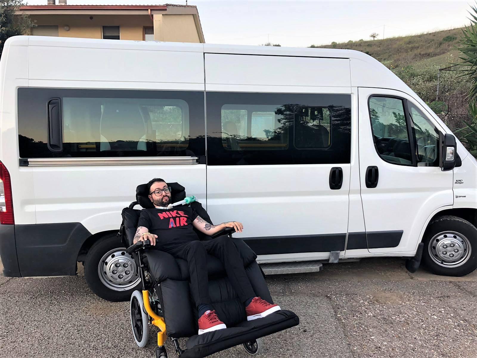 Dj Fanny davanti all’ambulanza comprata con la raccolta fondi su Facebook