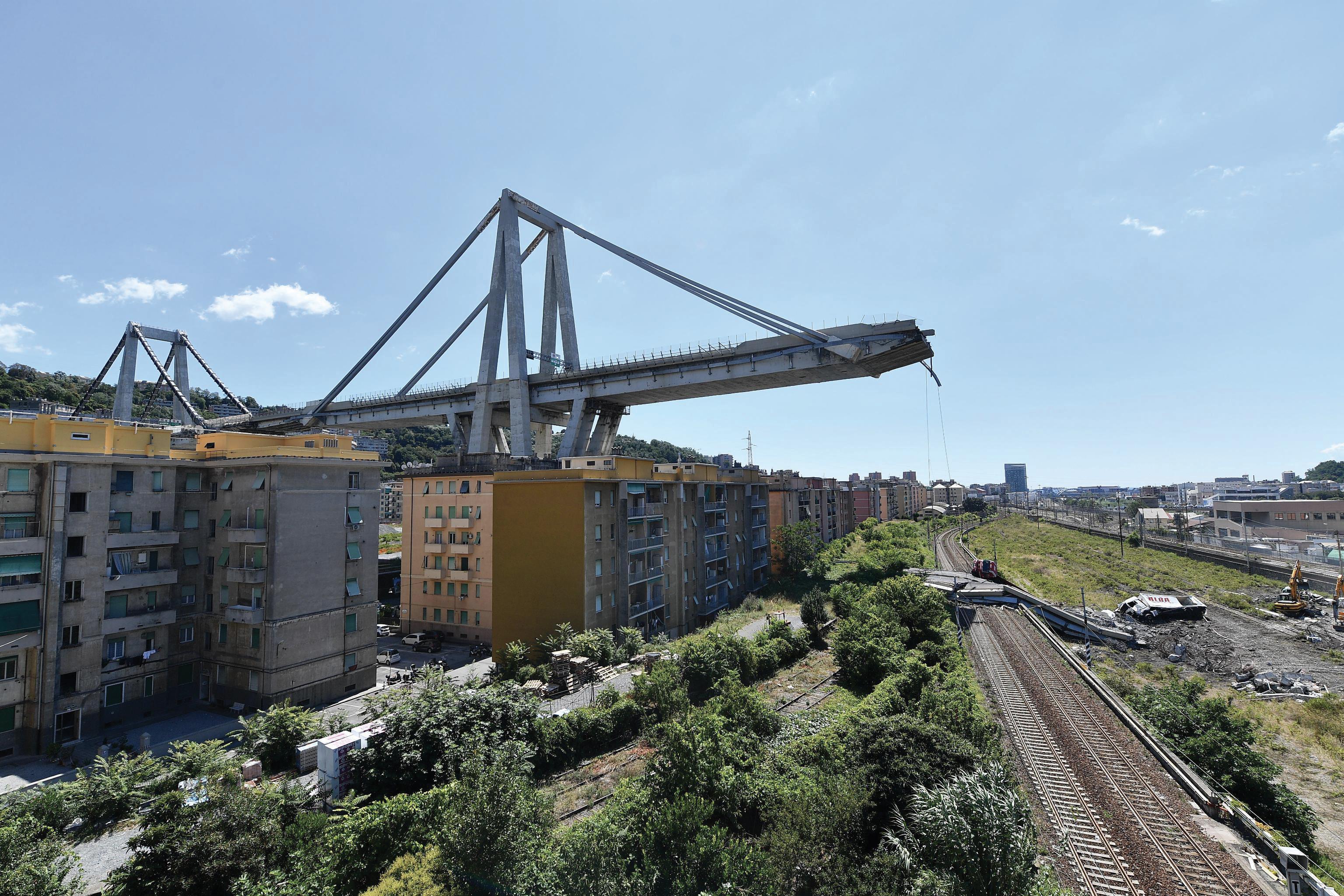 La cronaca è già storia con le immagini dell’Ansa