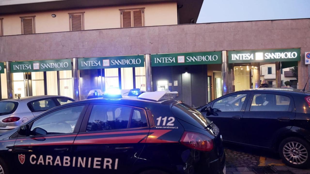 I carabinieri davanti alla filiale di Banca Intesa alla Chiesanuova