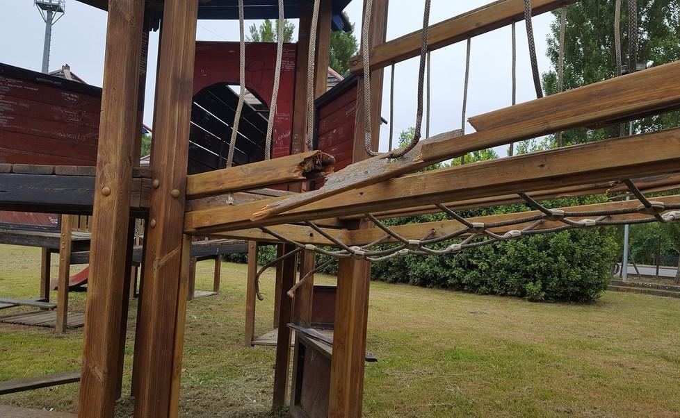 Il  castello vandalizzato a Casenuove