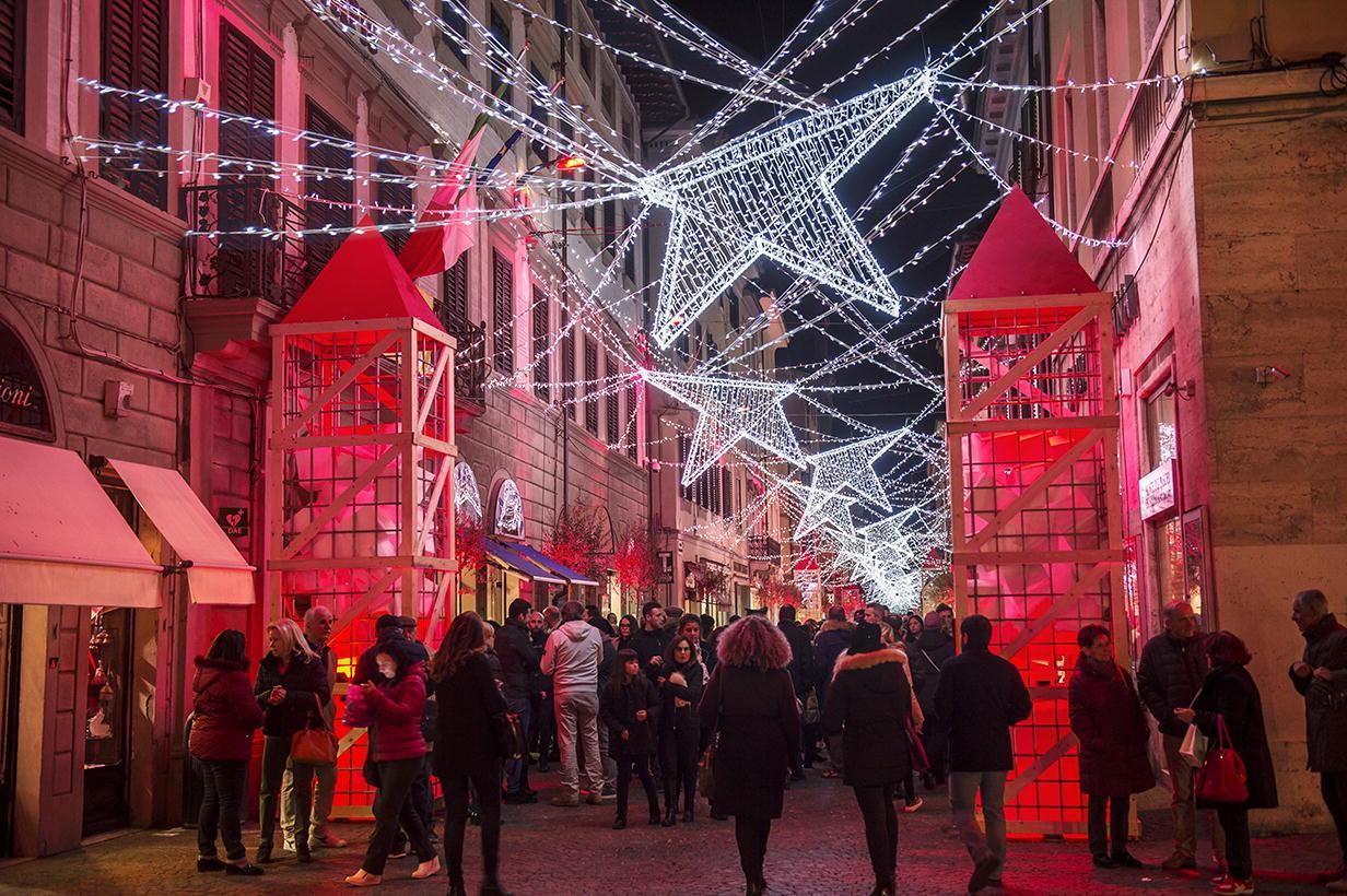 Le luci di Natale in corso Matteotti a Pontedera (Foto Silvi)