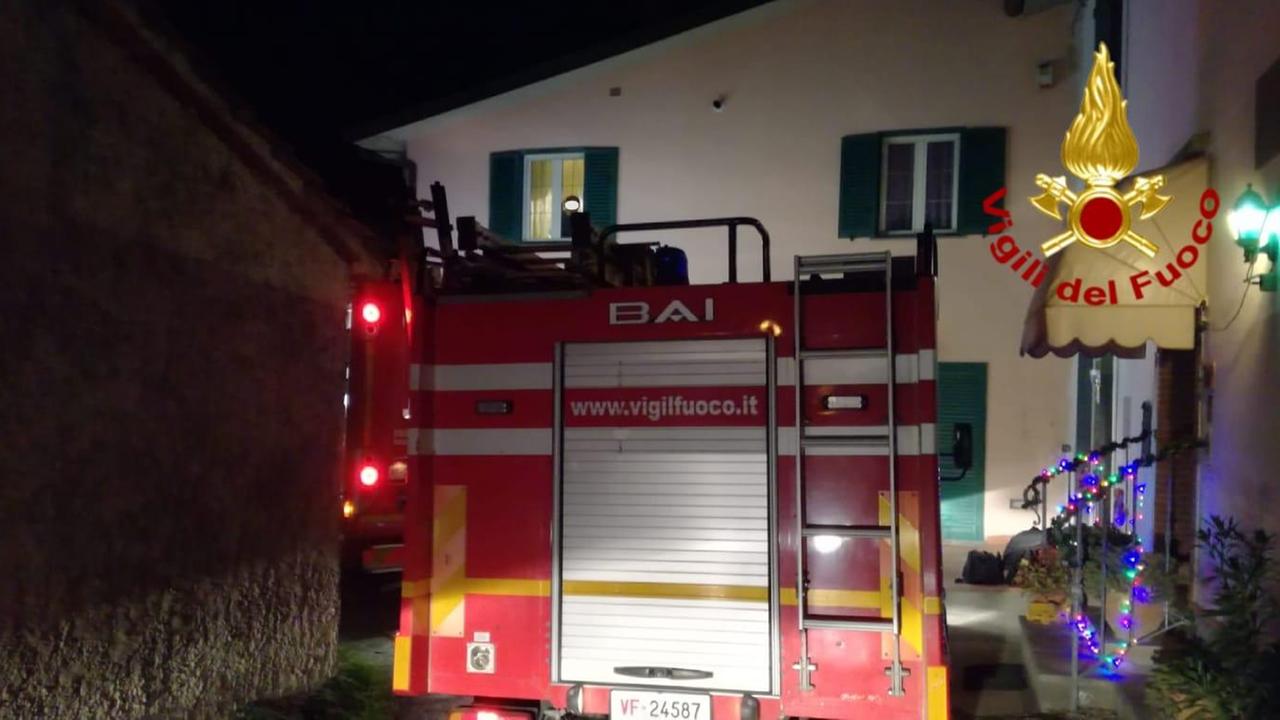 Fiamme in una casa a Ponte di Serravalle, due inquilini finiscono all'ospedale