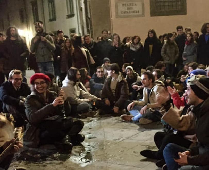 Canti, musica e flash mob con maschera e boccaglio: gli studenti sfidano Conti
