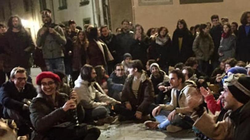 Canti, musica e flash mob con maschera e boccaglio: gli studenti sfidano Conti