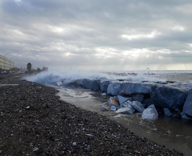 La strada piena di rifiuti per la mareggiata Lungomare in parte chiuso