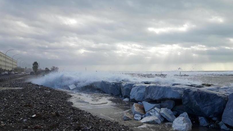 La strada piena di rifiuti per la mareggiata Lungomare in parte chiuso