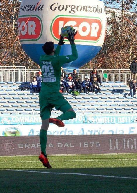 Il n.1 sbaglia su entrambi i gol azzurri