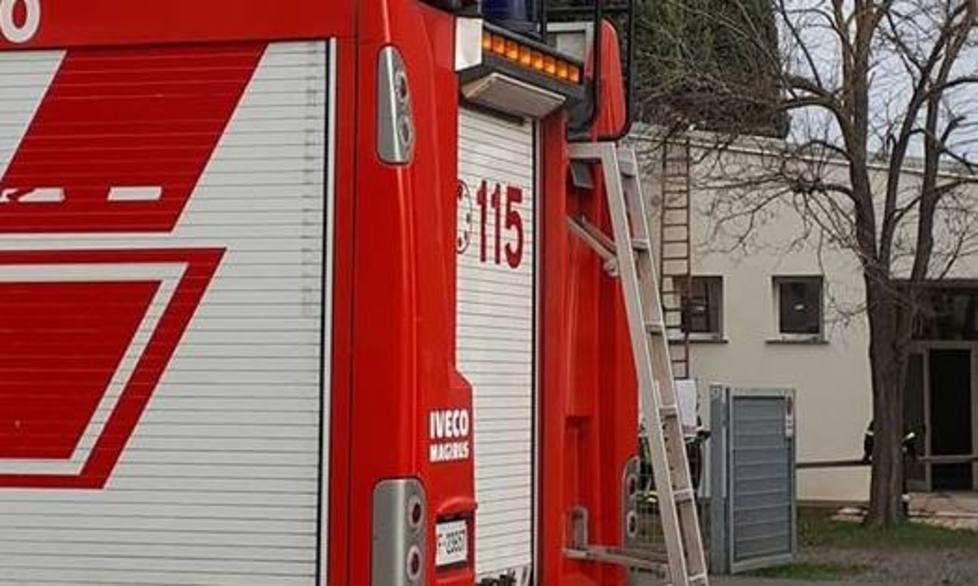 Forte vento in città Casi di grondaie rotte e rami caduti a terra