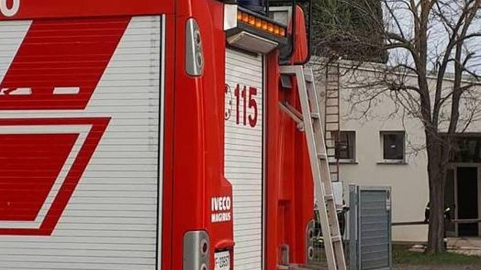 Forte vento in città Casi di grondaie rotte e rami caduti a terra