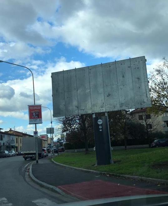 Mega cartellone pubblicitario “sboccia” alla rotonda del Pino 