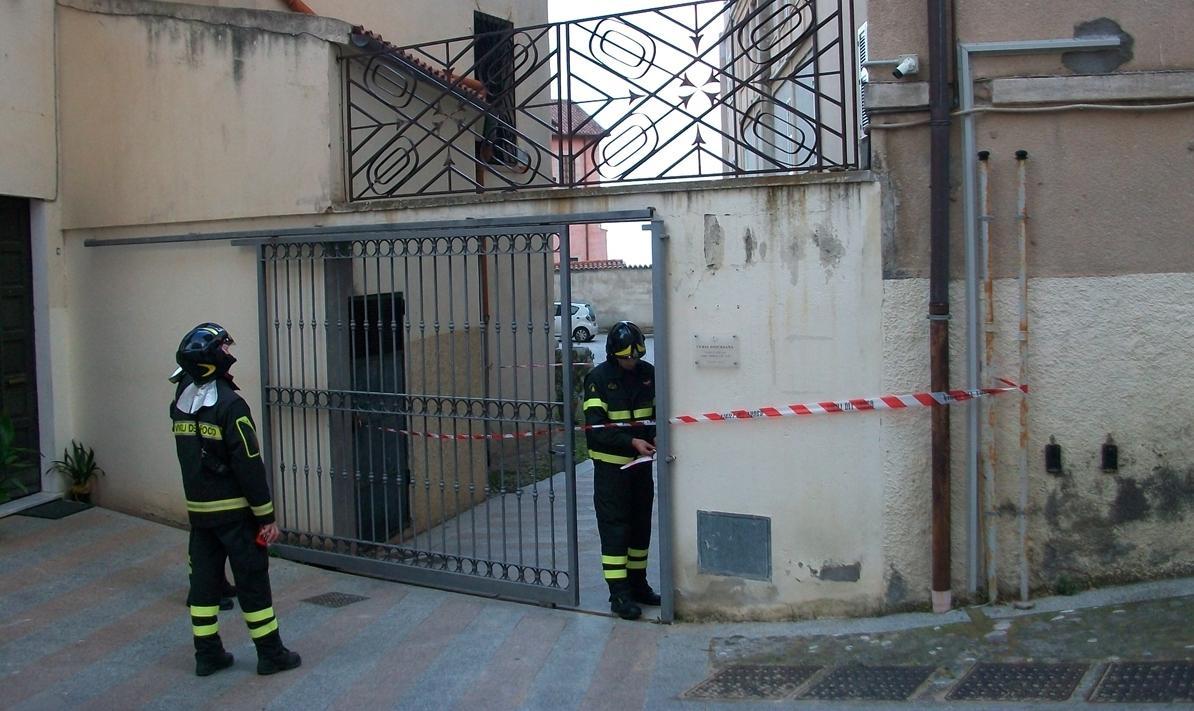 Ozieri, cadono calcinacci dalla facciata della Casa del Fanciullo 