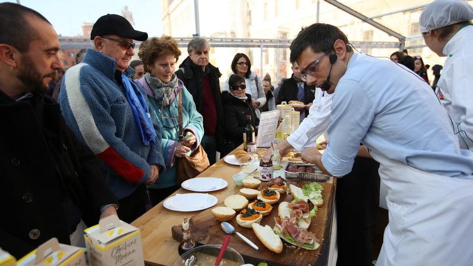 Gusti.a.Mo Che successo il “pranzo” di solidarietà