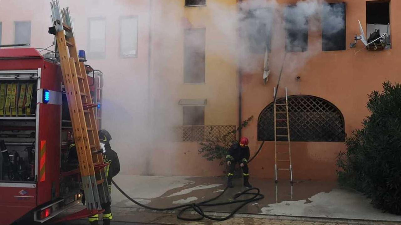 Incendio in un appartamento nessun ferito, danni al terrazzo
