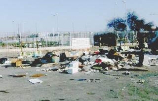 Rifiuti abbandonati in via Cattaneo