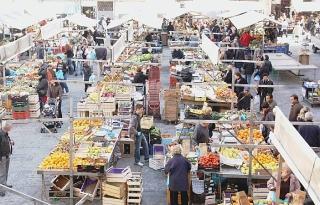 I banchi della frutta e verdura in piazza Cavallotti